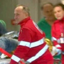 Si dà fuoco perché espulso