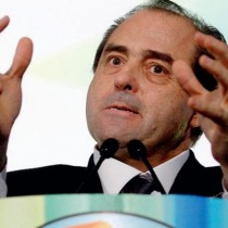 Di Pietro riparte con l’Idv e molla Ingroia. “Congresso a giugno, via il mio nome”