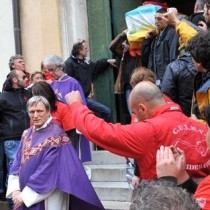 Bello ciao, addio al don tra trans e cardinali