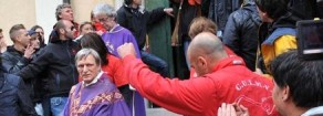 Bello ciao, addio al don tra trans e cardinali