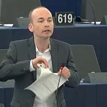 Il deputato irlandese: “Paghino i ricchi!”