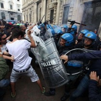 Pisapia sgombera, violenti scontri davanti a Palazzo Marino