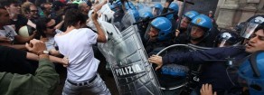 Pisapia sgombera, violenti scontri davanti a Palazzo Marino