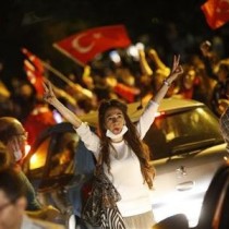 Le donne di Istanbul alzano la testa