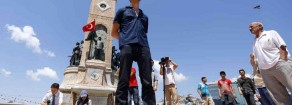 Gli uomini in piedi che sfidano Erdogan