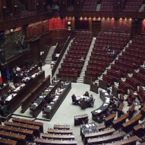 Scandaloso stop lavori alle Camere: tutti al servizio di Berlusconi!