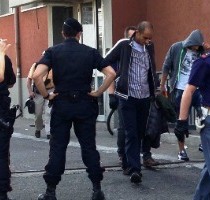 Piacenza, sgomberati 30 profughi. Rifondazione: “Li ospitiamo al partito”