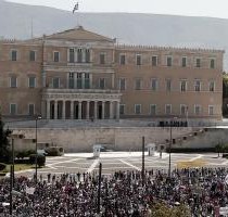 Atene, nuova ondata di licenziamenti pubblici, mentre spuntano altri evasori