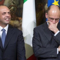 Invece di minacciare obbedendo, il Pd stacchi la spina al governo di Berlusconi!