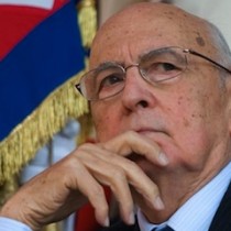 Presidente Napolitano, lei deve difendere la Costituzione