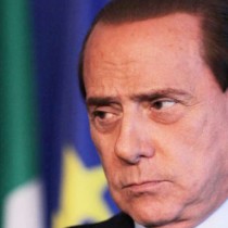 Sbrodolata mediatico-eversiva di Berlusconi. Che non tocca il governo. Per ora
