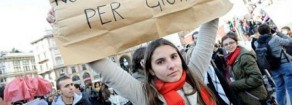 Metà dei trentenni italiani vive con la paghetta. E 3 su 4 con i genitori