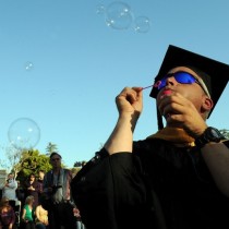 Pochi, resistenti, giovani, precarissimi: il ritratto dei laureati negli anni di crisi