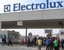 Electrolux – Morandin (L’Altra Europa con Tsipras): «La lotta paga ma i lavoratori sindacalizzati pagano pegno. L’Europa freni le delocalizzazioni e faccia una politica unita contro il dumping»