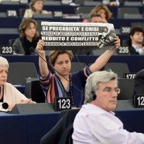 Protesta in Aula di Forenza: “Presente è precarietà e crisi, futuro sarà reddito e conflitto”