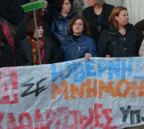 La protesta delle addette alle pulizie del ministero greco: non ci piegheremo!