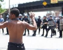 Ferguson, continuano le proteste. Il giudice in conflitto di interessi, ma non se ne vuole andare. Altri arresti