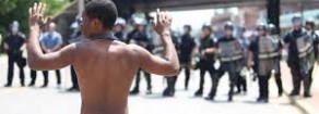 Ferguson, continuano le proteste. Il giudice in conflitto di interessi, ma non se ne vuole andare. Altri arresti