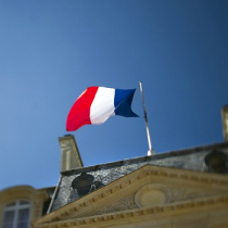Renzi è un fanfarone e lascia sola la Francia: servono fatti, non parole, bisogna disobbedire ai trattati