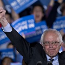 Bernie Sanders sconfigge l’establishment di Hillary Clinton