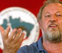 João Stedile, Leader del Movimento Sem Terra: «Vogliono fermare Lula: è un attacco conservatore».