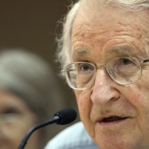 Noam Chomsky: “Le politiche neo-liberiste sono lotta di classe per abbattere democrazie e Welfare”