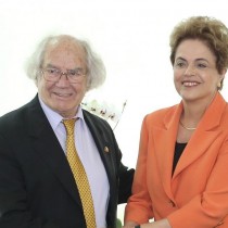 Il premio Nobel per la pace Adolfo Pérez Esquivel comunica a Dilma l’appoggio del Papa.