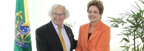Il premio Nobel per la pace Adolfo Pérez Esquivel comunica a Dilma l’appoggio del Papa.