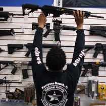 L’industria delle armi ha visto un’impennata delle vendite dopo i recenti massacri