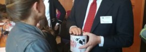 Forenza consegna il letame StopTTIP nelle mani del Ministro Calenda
