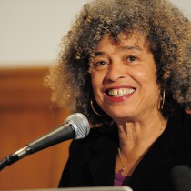 Angela Davis: “Ci occorre una struttura politica alternativa che non capitoli dinanzi alle imprese”