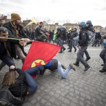 Erdogan – Acerbo (Prc-Potere al popolo): «Strette di mano al boia Erdogan e manganellate contro curdi: una giornata di vergogna nazionale»