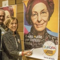 Acerbo denuncia Emma Bonino per propaganda illegale nel cuore di Roma: i posti in parlamento le sono stati garantiti dal Pd, non ha bisogno di pannelli luminosi…