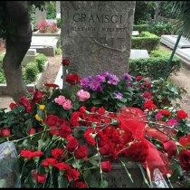 Porta un fiore rosso sulla tomba di Gramsci