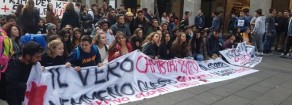 Una generazione che scende in piazza