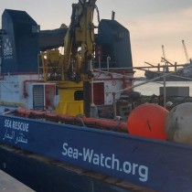Migranti, la Sea Watch 3 ferma al porto di Catania «Cambio del molo». Ancora in attesa di permessi