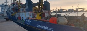 Migranti, la Sea Watch 3 ferma al porto di Catania «Cambio del molo». Ancora in attesa di permessi