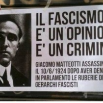 Striscione Mussolini, Prc: “Denunceremo i fascisti che hanno esposto quello striscione”