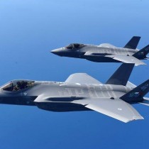 Gli F35 volano, il Paese affonda.