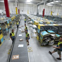 AMAZON: PROFITTI ALLE STELLE PER L’AZIENDA, MA I LAVORATORI LI CERCA CON MANPOWER