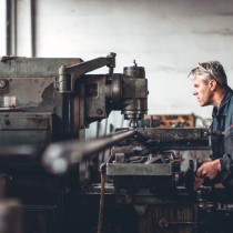 UNA PROPOSTA PER L’EMERGENZA: DISPENSARE DAL LAVORO PER UNA FASE OVER 60 E PORTATORI DI PATOLOGIE. NATURALMENTE GARANTENDO I LORO STIPENDI. SE POI LI MANDIAMO IN PENSIONE È ANCHE MEGLIO