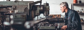 UNA PROPOSTA PER L’EMERGENZA: DISPENSARE DAL LAVORO PER UNA FASE OVER 60 E PORTATORI DI PATOLOGIE. NATURALMENTE GARANTENDO I LORO STIPENDI. SE POI LI MANDIAMO IN PENSIONE È ANCHE MEGLIO