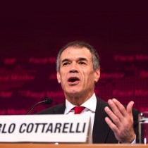 Cottarelli in soccorso di Salvini e Meloni: più accise per tutte/i