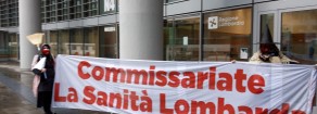 Rifondazione: Befane comuniste portano carbone alla Regione Lombardia