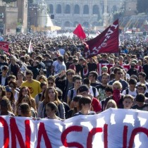 Rifondazione: noi per la pace, il governo col manganello