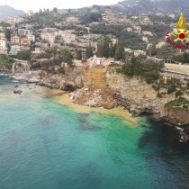 Un costone a picco sul mare che frana e centinaia di bare che galleggiano in acqua