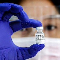 Il vero scandalo vaccini spiegato da Pfizer. Multinazionali fanno affari con la complicità dei governi