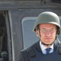 AFGHANISTAN, DISGUSTOSA CAMPAGNA DEL PD. LETTA SI TOGLIE L’ELMETTO QUANDO LO ORDINA WASHINGTON