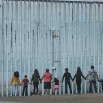 Rifondazione: il muro anti migranti, una proposta xenofoba utile a favorire il cinismo della coalizione Van der Leyen