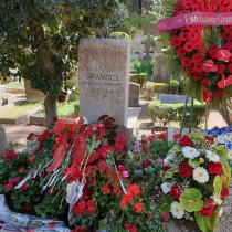 Rifondazione: Domani portiamo un fiore rosso sulla tomba di Gramsci